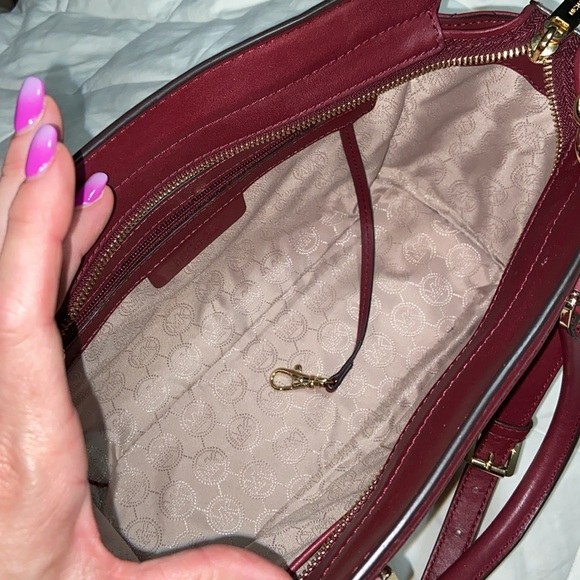 Like new  Michael Kors Selma bag for the fall beautiful quilted bag - Picture 16 of 16